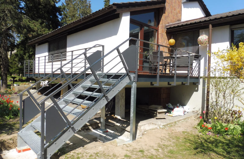 Gartentreppe mit Geländer
